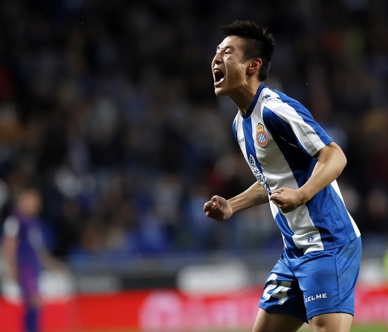 武磊靠踢球进入资产阶级,武磊回归上海海港首秀错失单刀