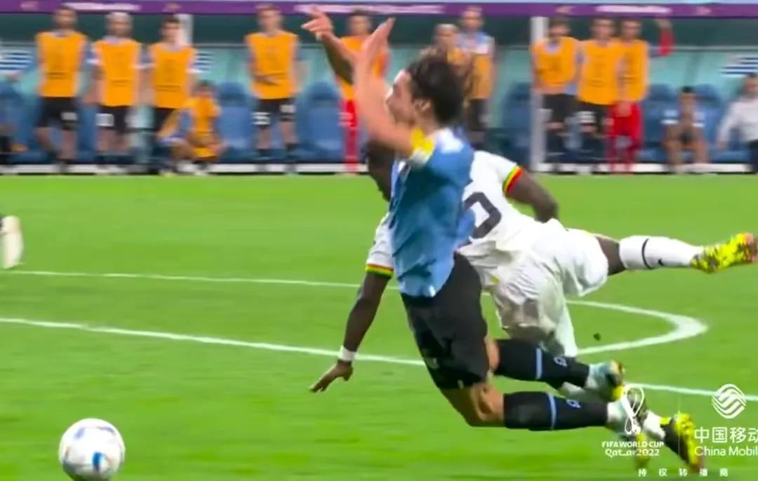 卡瓦尼击倒VAR设备,卡瓦尼赛后击倒var设备