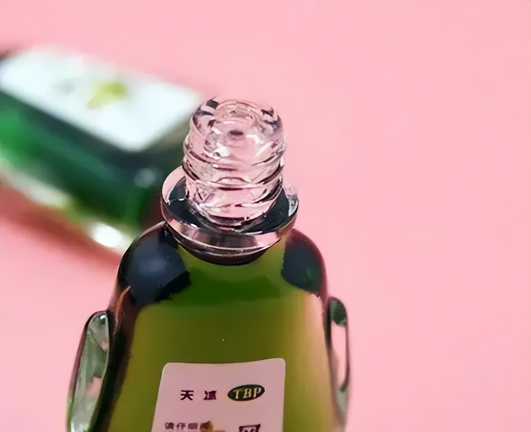 睡前把风油精挤在肚脐里,女性睡前把风油精涂在肚脐上