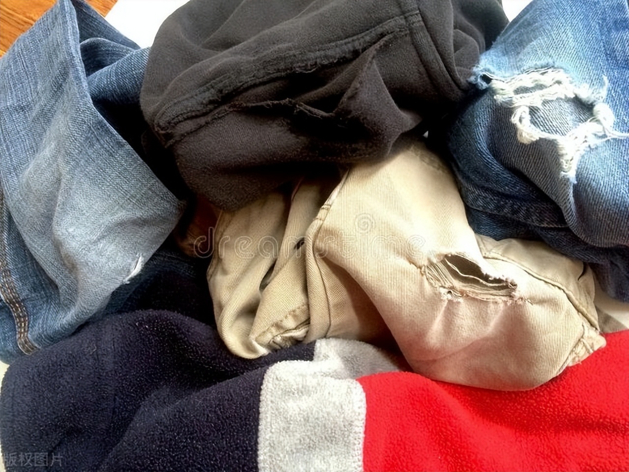 崩溃了,接孩子回来,发现孩子穿的居然是补了的*袜丝**