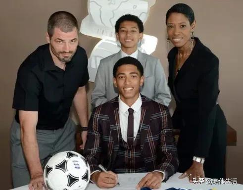 小白看国足,贝林厄姆小球迷回头