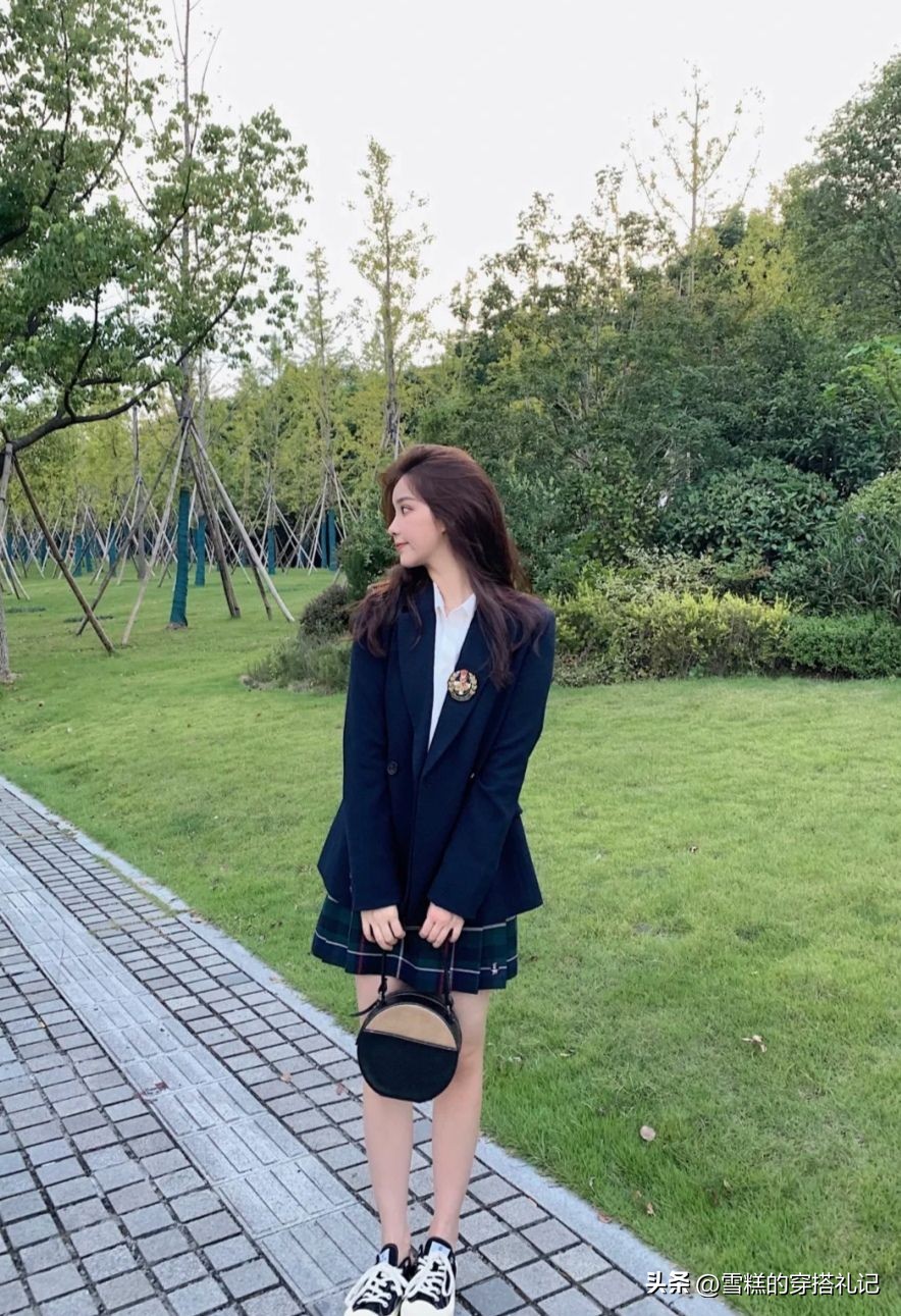 毛衣宽松慵懒风配小脚裤配靴子,搭配裙子裤子都好看的冬季鞋子