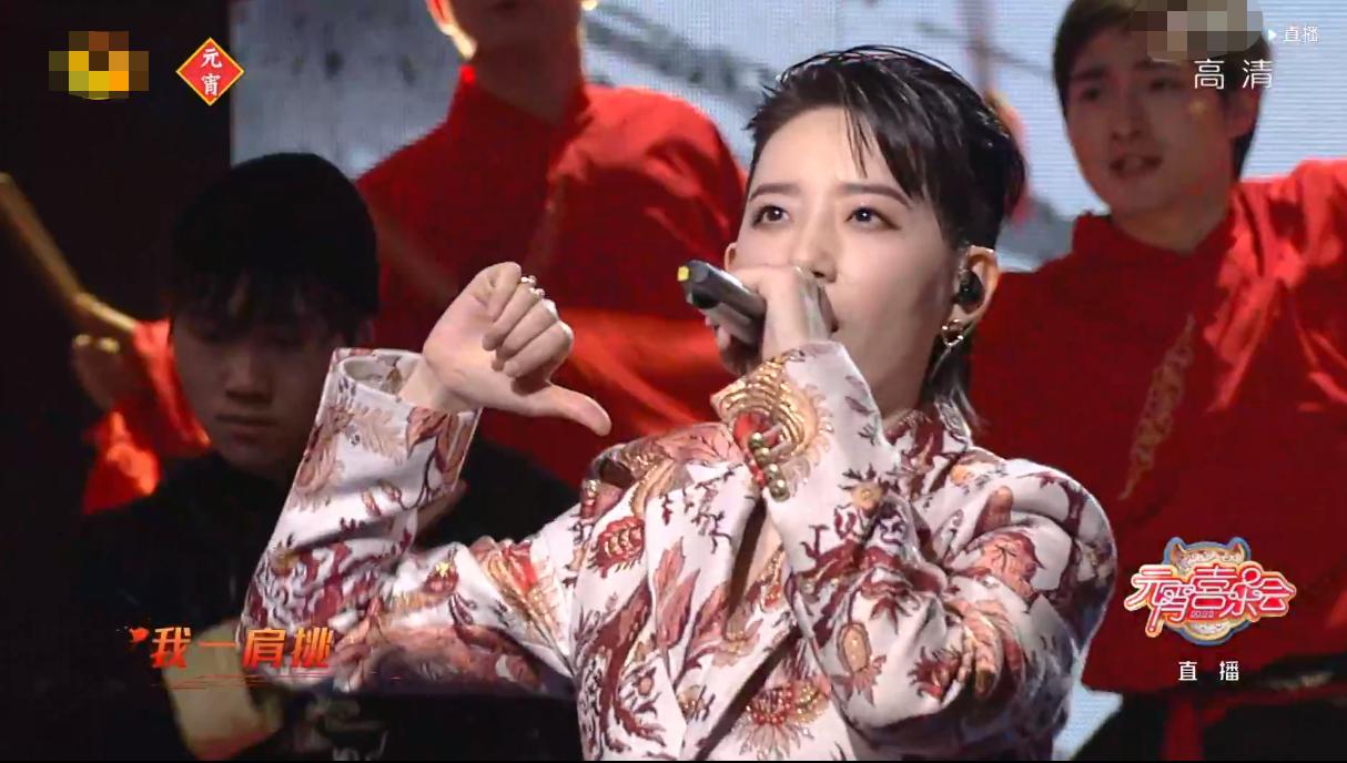 湖南元宵晚会：张小斐深V开到肚脐，AB假唱明显，50岁杨钰莹赢了