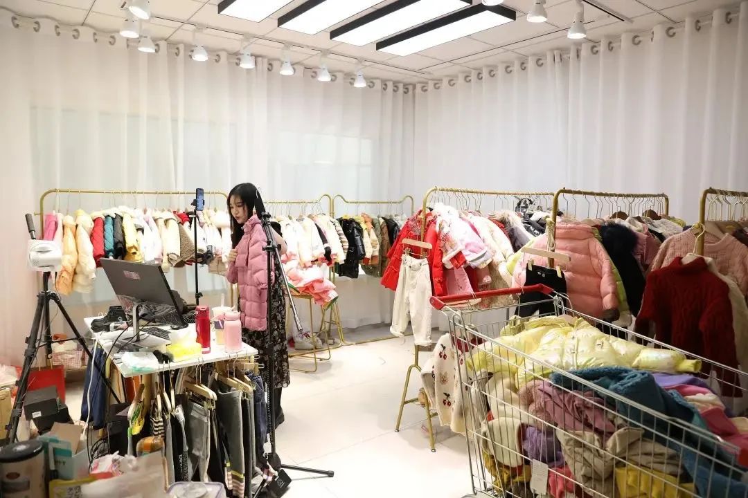 她们在义乌档口卖头花,最便宜的只要几毛钱,一月带货150万元