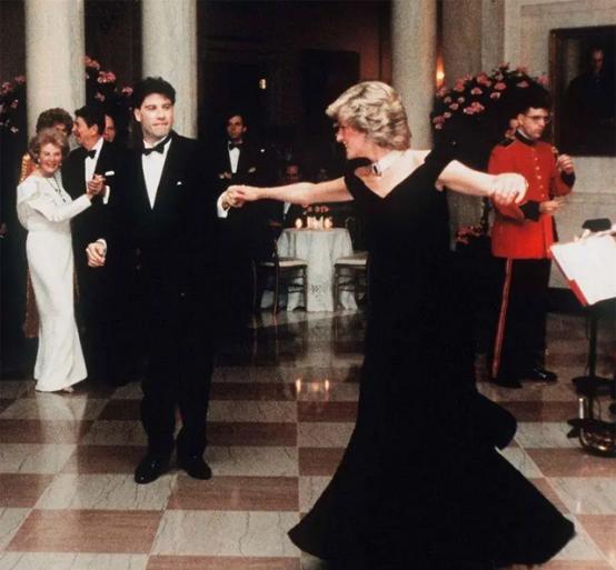 戴安娜查尔斯96年离婚,戴安娜离婚一年后的生活