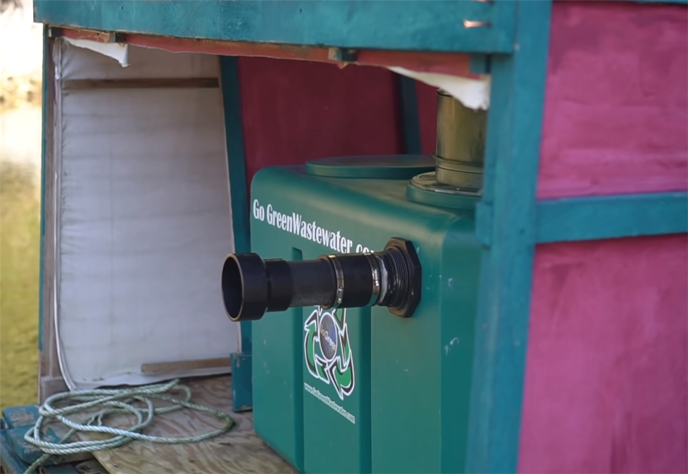 夫妻二人买下海岛过起隐居的生活,夫妻隐居小岛与世隔绝