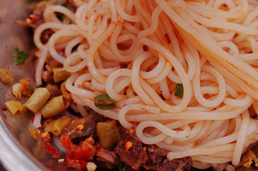 被一碗螺蛳粉耽误的夜宵宝藏,被螺蛳粉耽误的烧洋芋选手