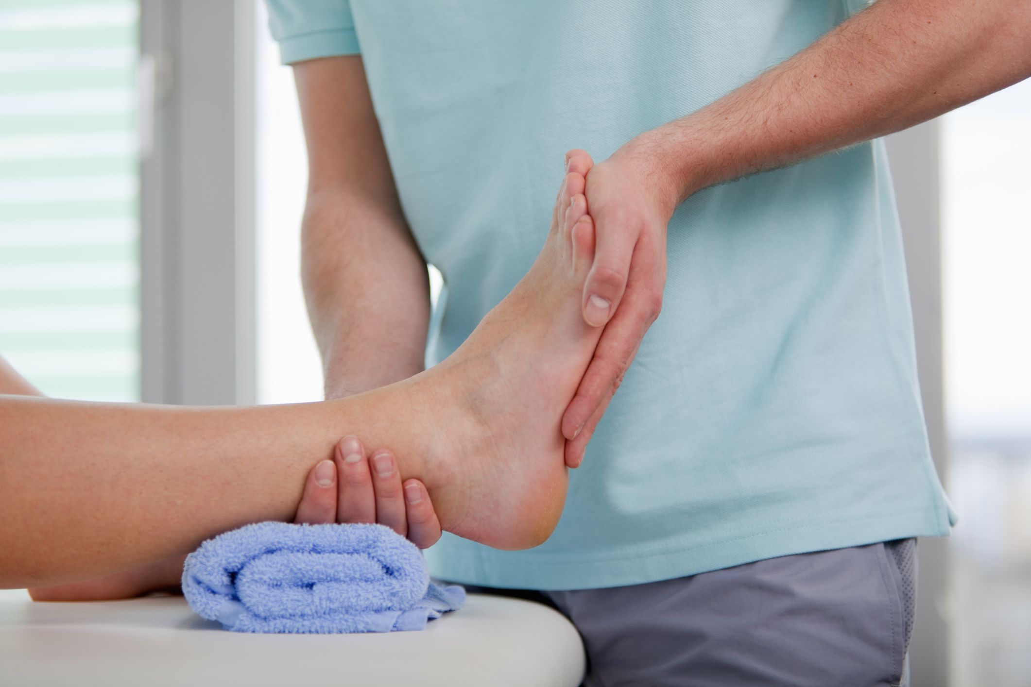 什么动作可以缓解走路足跟痛,经常走路脚疼如何减轻