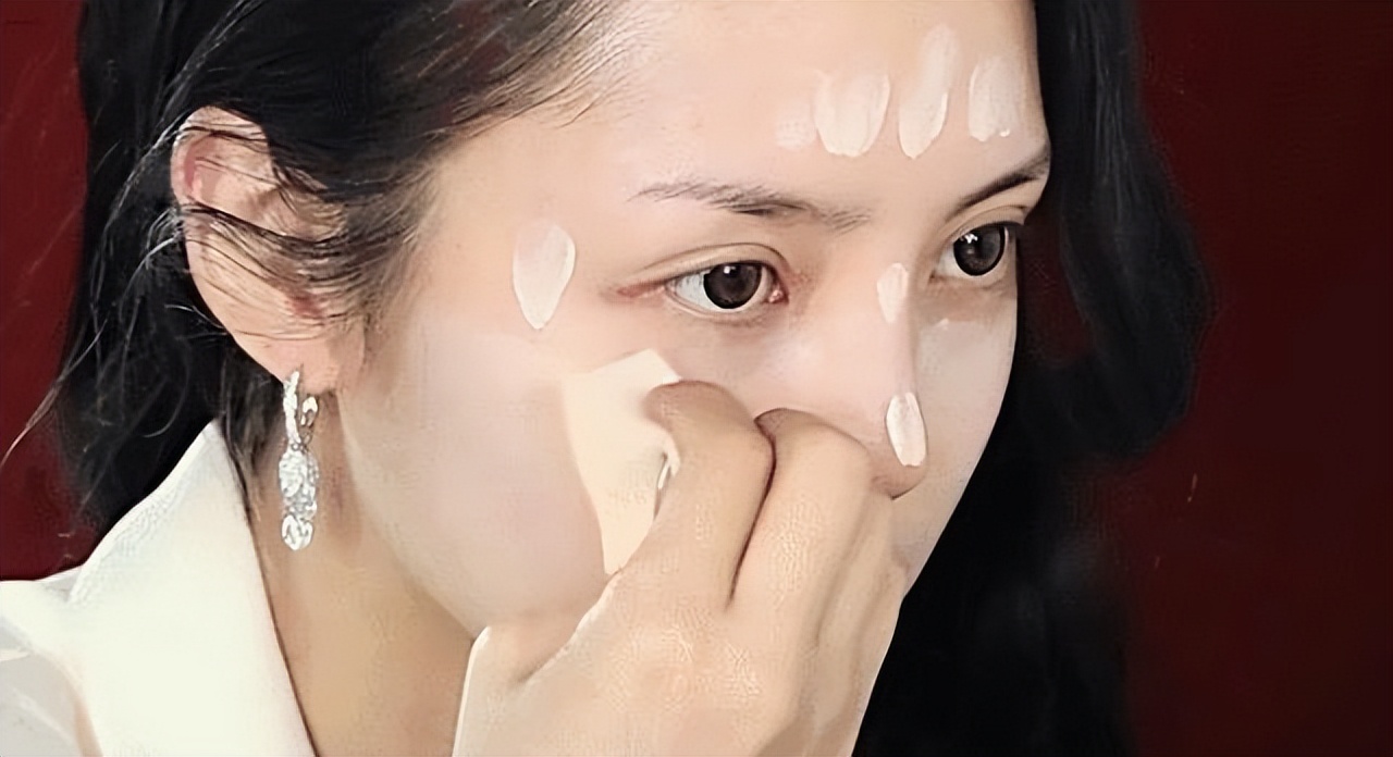 涂粉底液时怎样才能不起皮,涂粉底液正确方法不卡粉