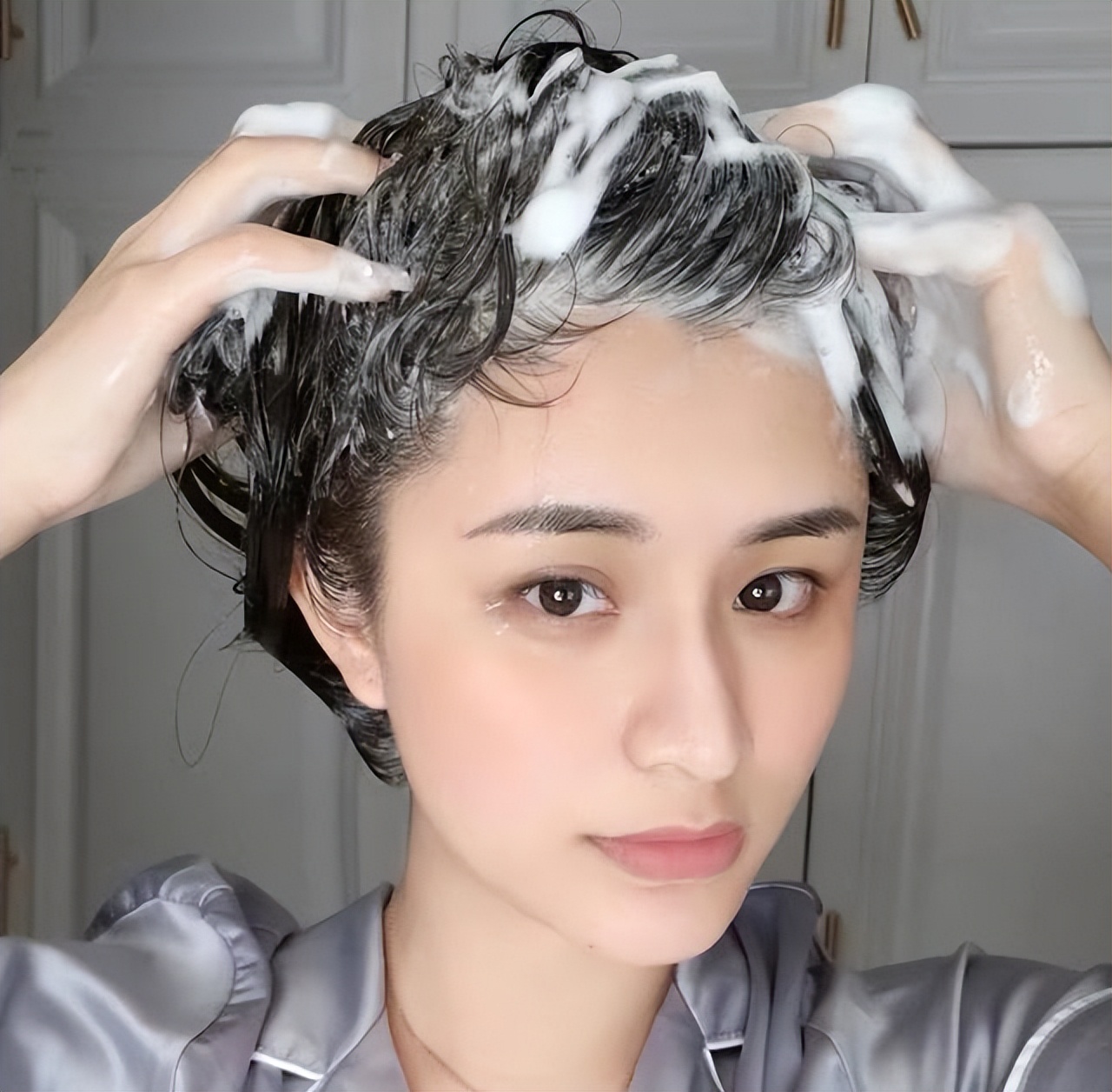 头发干枯毛躁的正确洗头方法,头发干枯毛躁洗头的正确方法