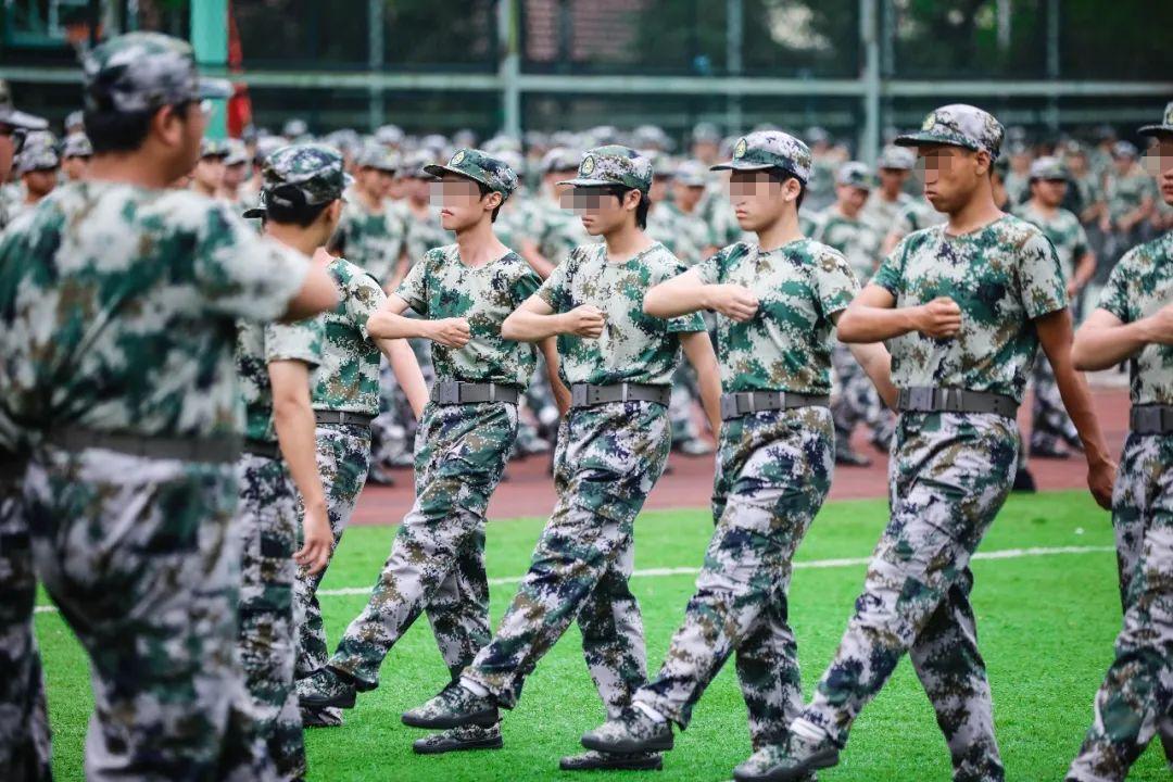高校军训服又薄又透，遭学生吐槽质量差，“穿什么都能看得清”！