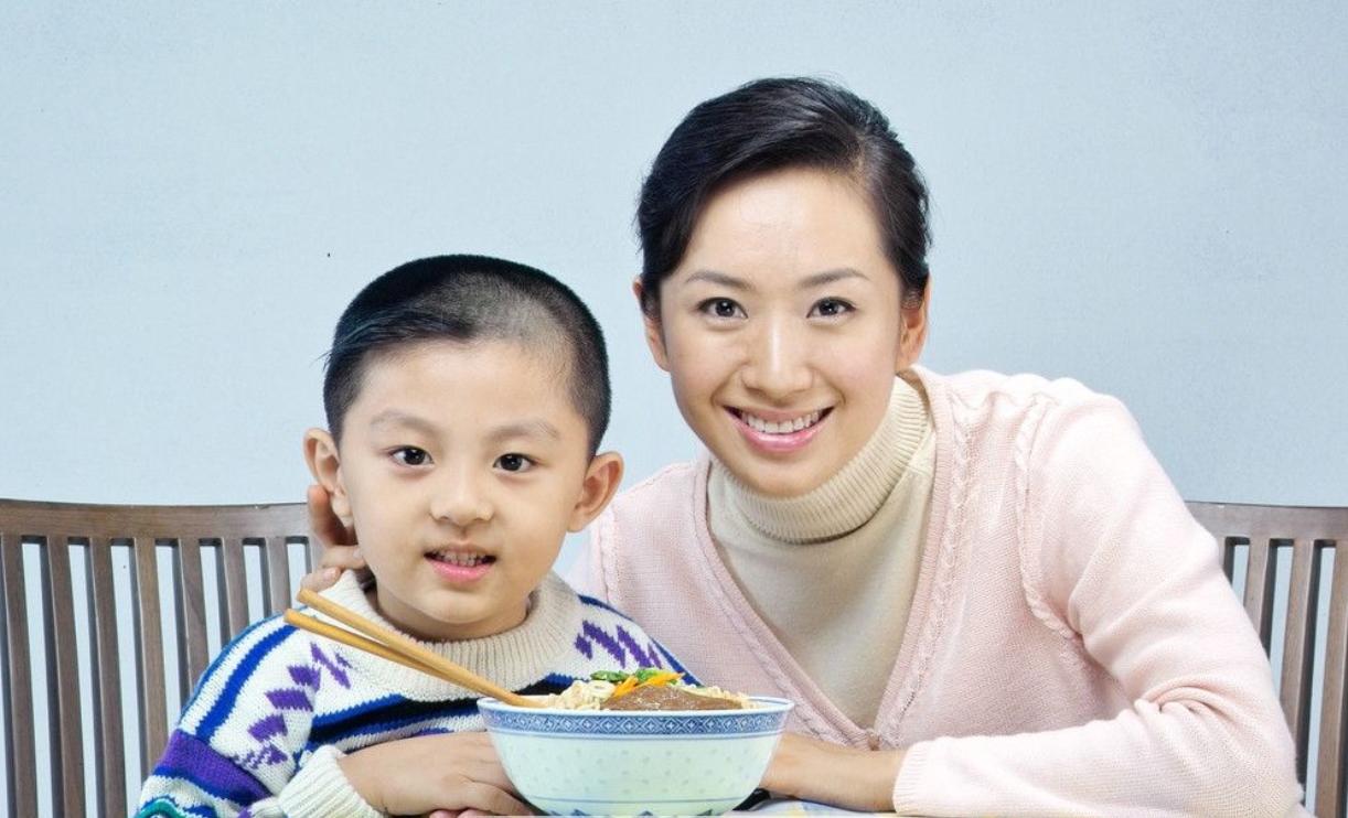 秋天孩子长高季，7个睡眠坏习惯会“偷走”娃的身高，家长要避免
