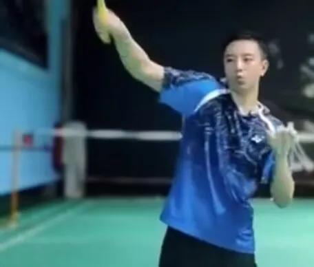 打羽毛球肩膀疼贴什么膏药,打羽毛球肩膀疼多久能恢复