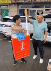 女孩子看起来外表美丽，其实裤袜已经掉到大腿根了！哈哈哈