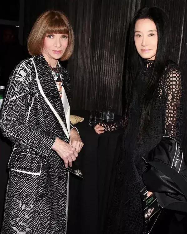 “时尚魔女”王薇薇：63岁离婚，与27岁小鲜肉热恋，她活成了女王