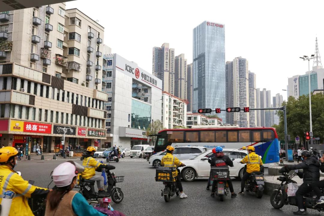 从骑手到站长的普通人：职业骑手的“飞驰人生”