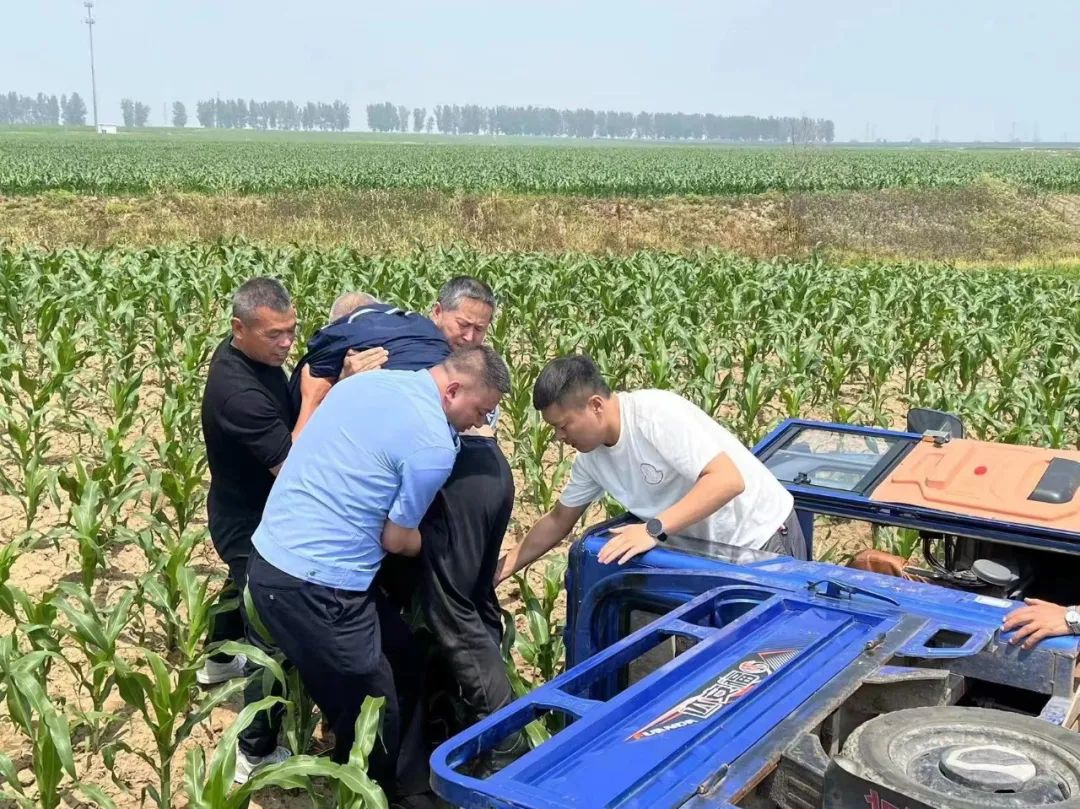 高温遇到警察的图片,高温下他们仍在坚守训练