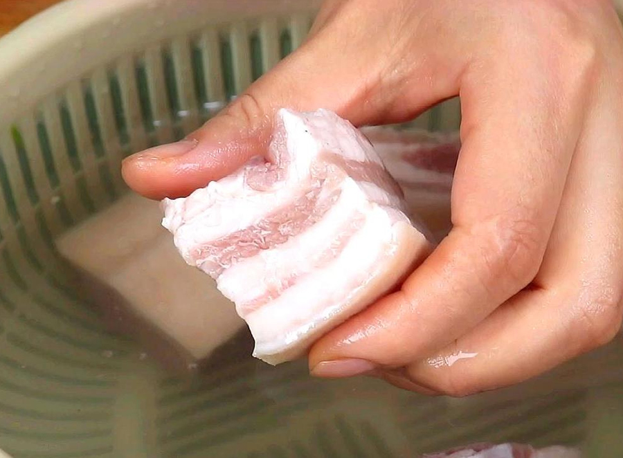 冰箱里冻肉解冻最快方法,冰箱里的冻肉怎么能迅速化开