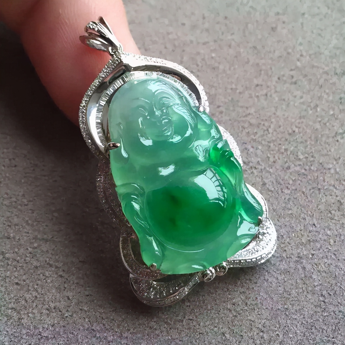 玻璃种帝王绿翡翠多少钱一克,玻璃种帝王绿翡翠之最