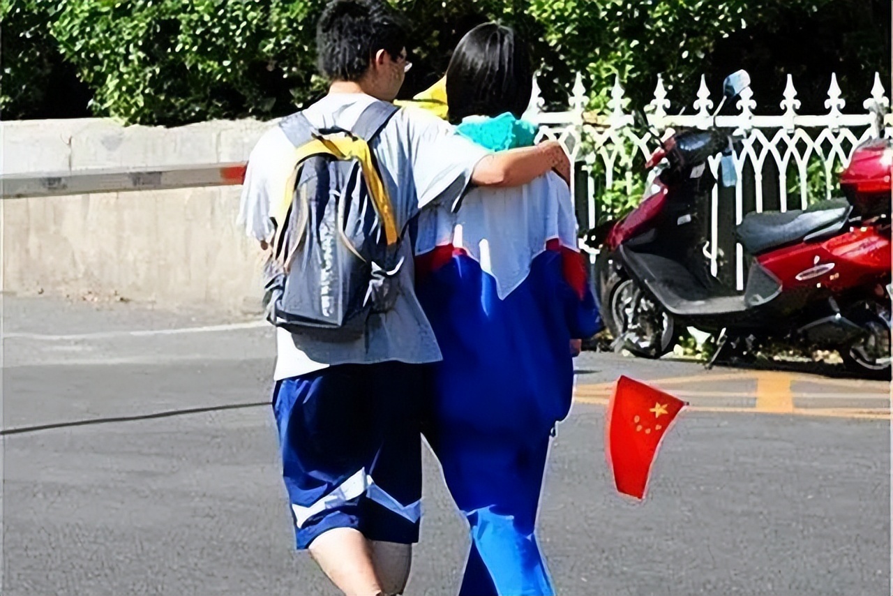 父母怎么处理青春期孩子早恋问题,面对青春期孩子早恋如何处理