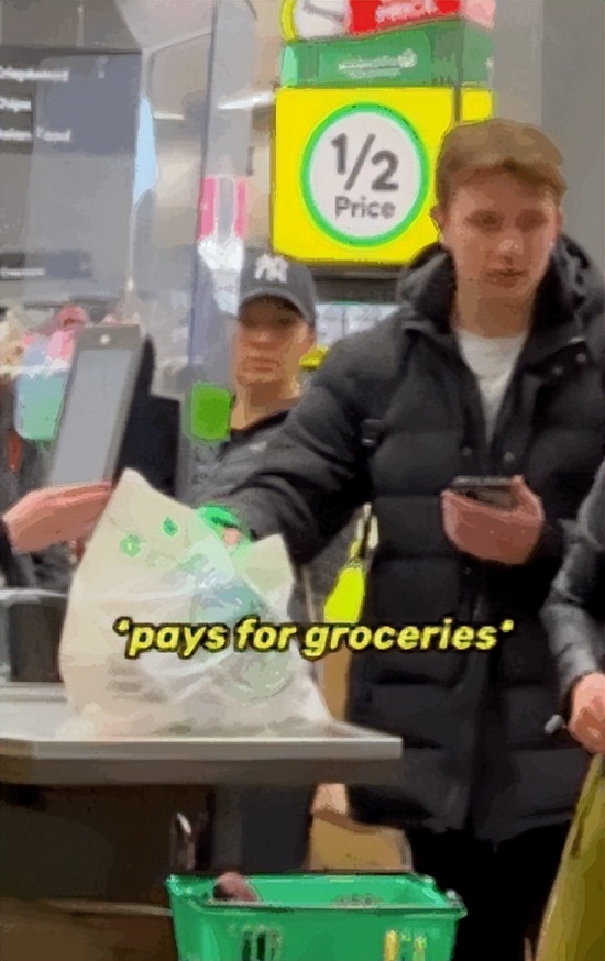 在街头各种送钱送花澳洲网红塌了！靠行善视频赚流量，网友喷了