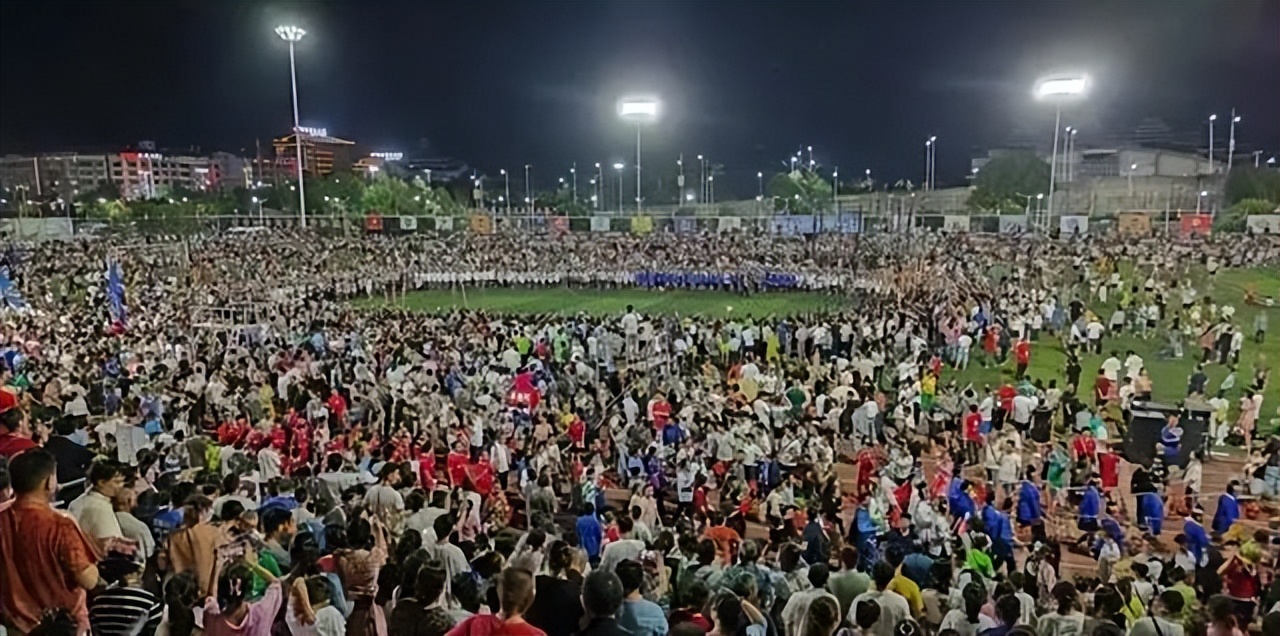 鏉戣秴鎯婄幇褰╄櫣杩囦汉鎯婂憜瑙備紬,鏉戣秴鎯婄幇褰╄櫣杩囦汉鏄皝