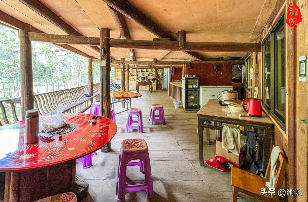 重庆深山悬崖上发现辉煌建筑房屋,重庆大山悬崖峭壁发现千年古房子