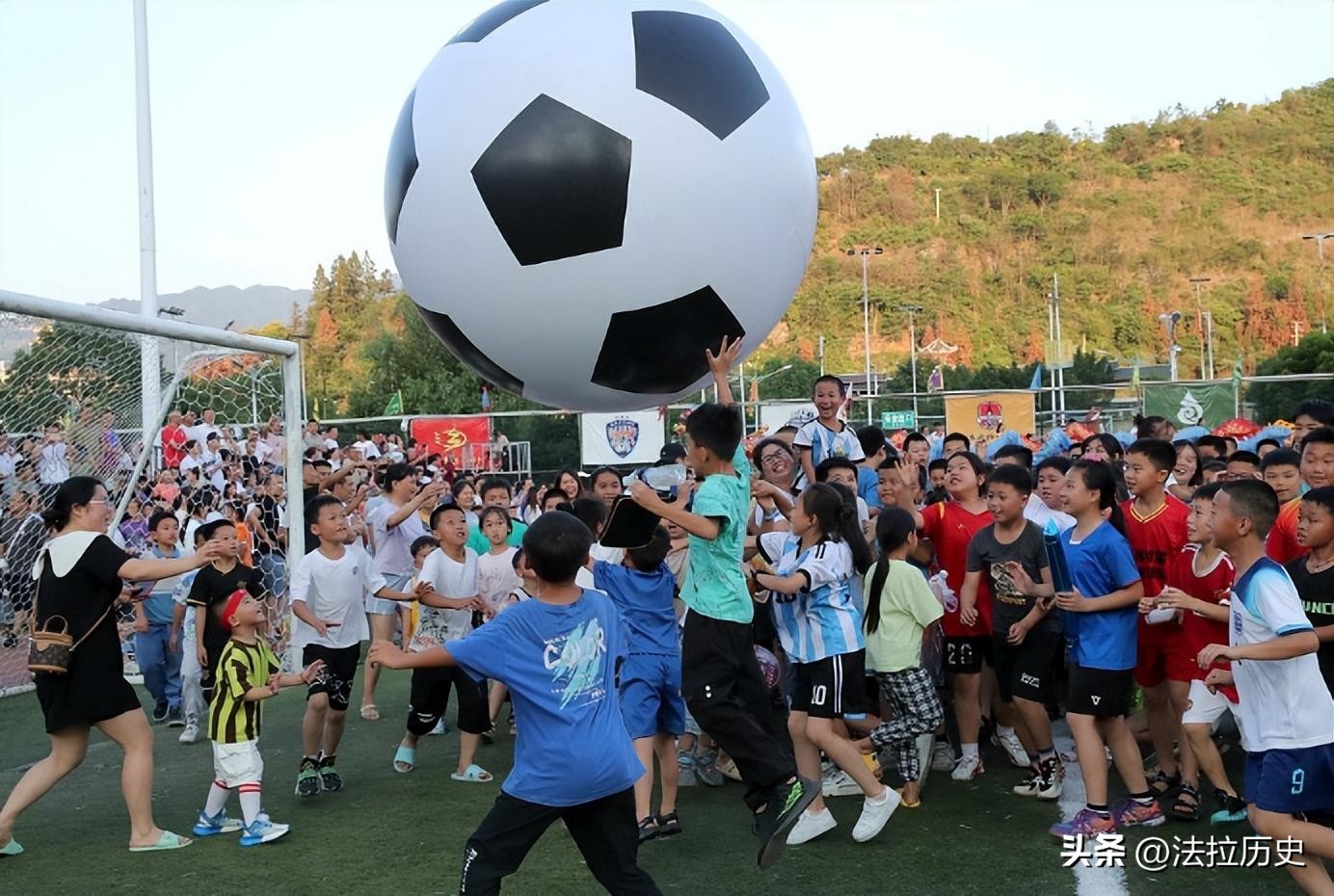 董路炮轰村超引不满,董路嘲讽贵州村超被反驳