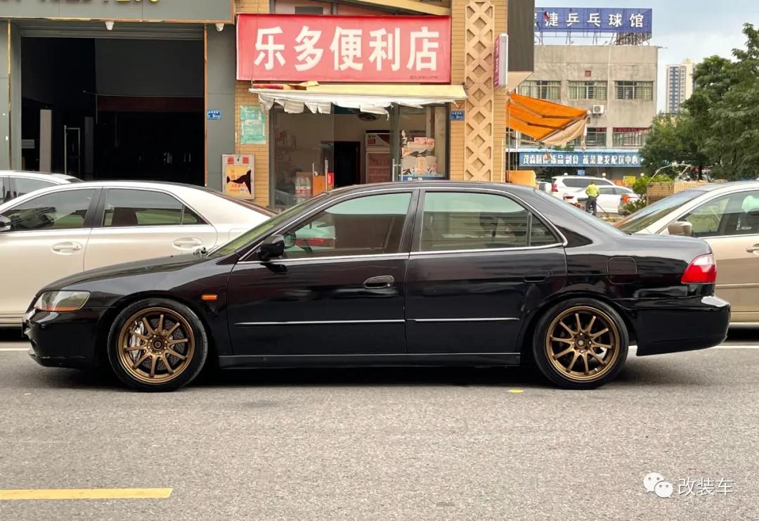 99年小伙的竞技风雅阁,被“美式截停”后也阻挡不了他继续玩车