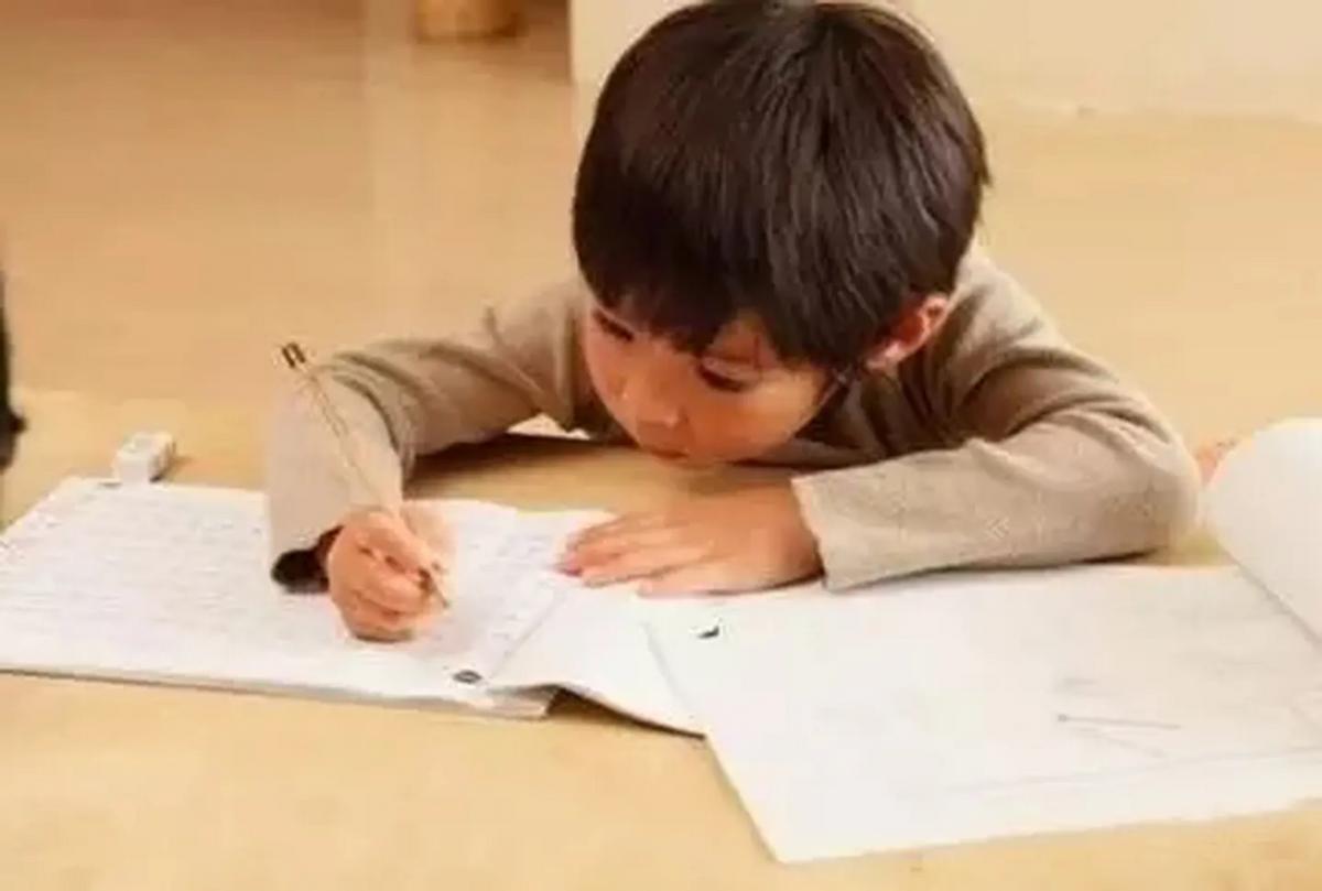 小孩子不写字父亲给他一个砖头,四岁女儿不愿意写字