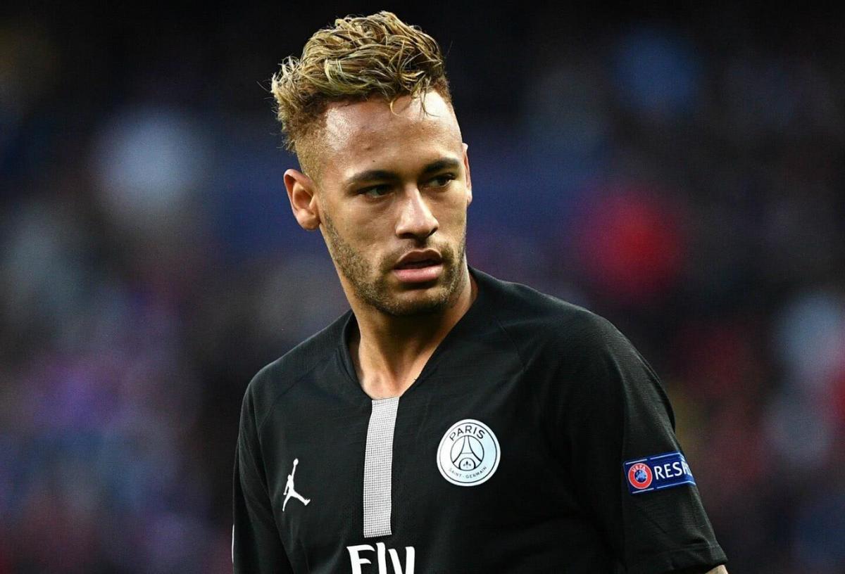 内马尔花式运球激怒对手,内马尔面对犯规一笑泯恩仇