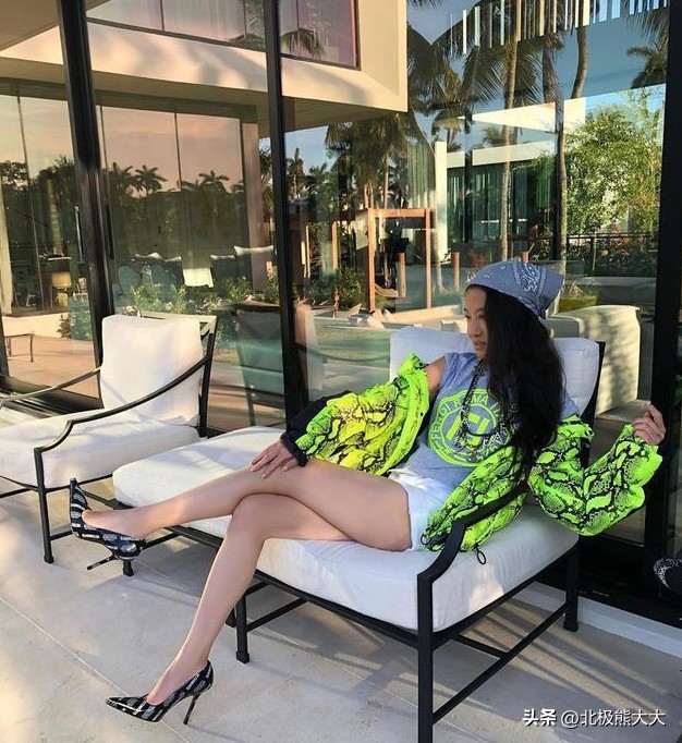 高龄富婆王薇薇为小男友抛弃丈夫,王薇薇老年照片