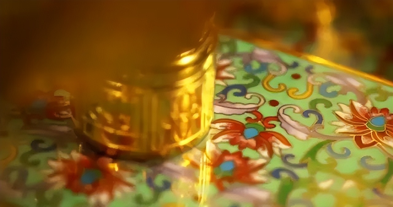 一件景泰蓝十件官窑器说明什么,景泰蓝和瓷器收藏价值