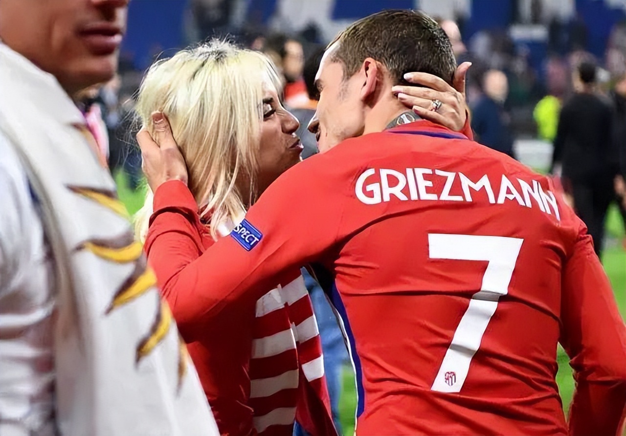 格列兹曼进球后示爱女友,格列兹曼示爱妻子