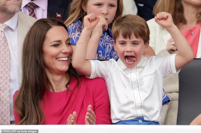 隔辈亲萌娃把面给爷爷,隔辈亲宝宝调皮