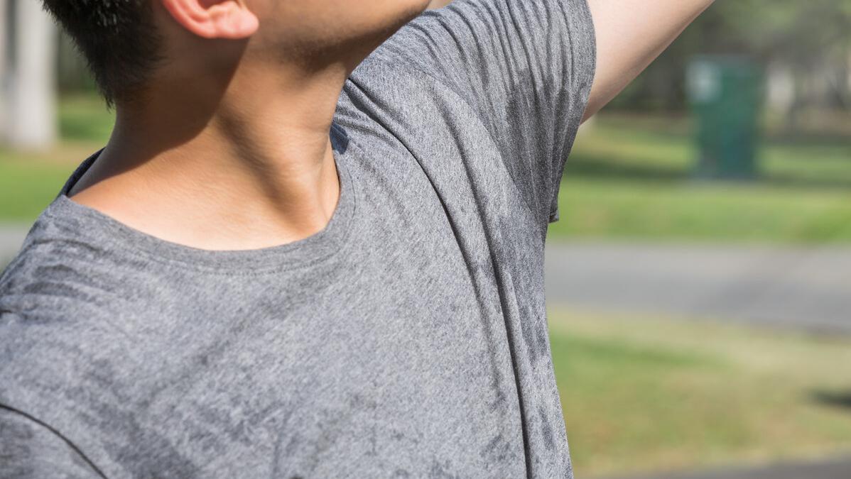 女生出汗腋下有异味和狐臭的区别,男生腋下有异味不是狐臭怎么解决