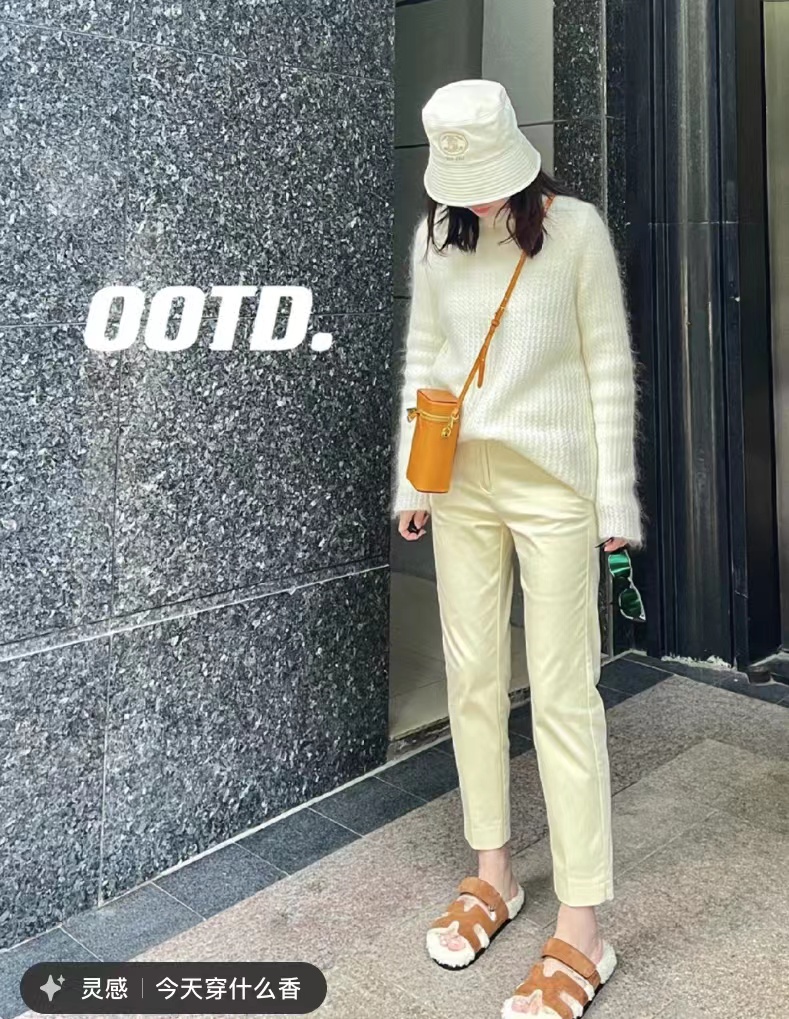 浅黄色裤子搭配什么色上衣好看,黄色裤子搭配什么颜色上衣高级感