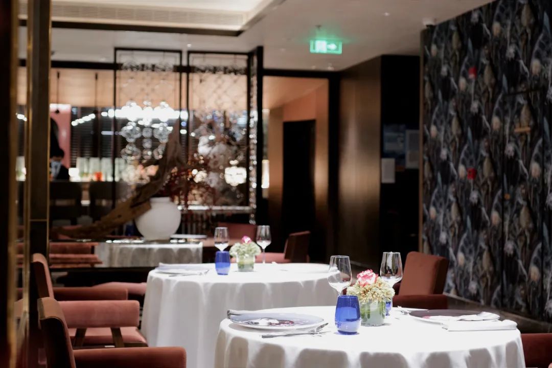 配备一星米其林黑珍珠餐厅,比米其林黑珍珠高端的餐厅