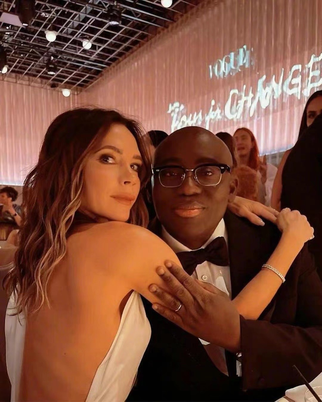 小贝和贝嫂露脐装,贝嫂和小贝秀恩爱视频