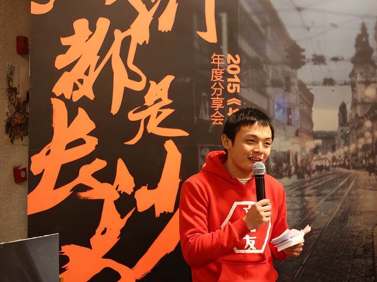 他靠小龙虾如何资产过千万,从卖小龙虾变成千亿首富