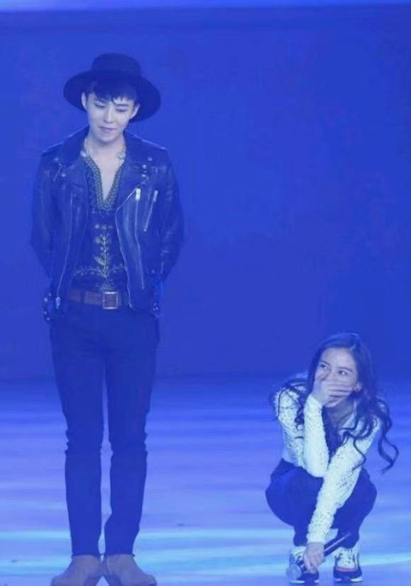 权志龙被包围拍照,权志龙机场被粉丝围堵