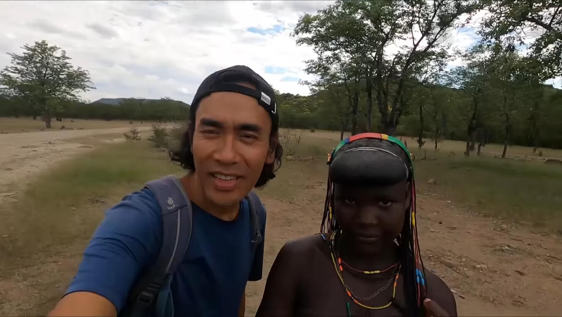 非洲神奇的部落，用牛粪做发型，偶遇不穿衣服的女孩
