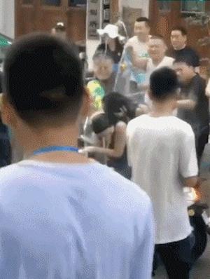 趁着泼水节公然对女生进行骚扰！向女生私密部位喷水还撕扯衣服
