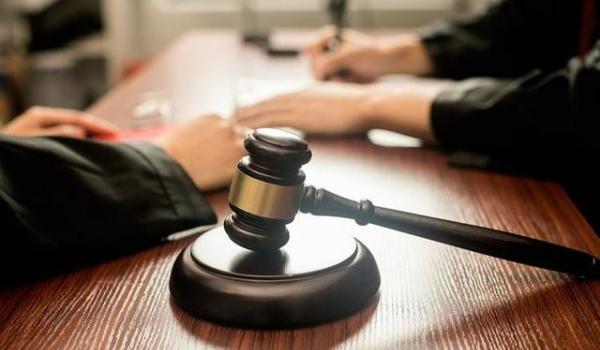 一男子按不雅视频进行夫妻生活，妻子忍受不了，用斧头将男子砸死