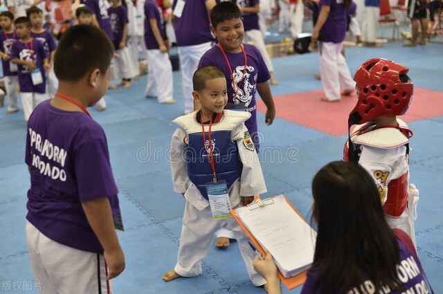 胖墩杀手，美艳娇妻从不惯着他，一根皮带勒着他肚子为他瘦身