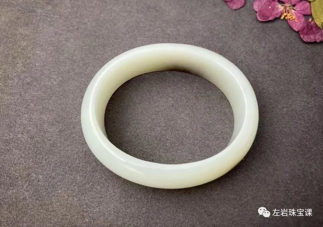 玉镯怎么挑选适合自己,买玉镯怎么选才正确