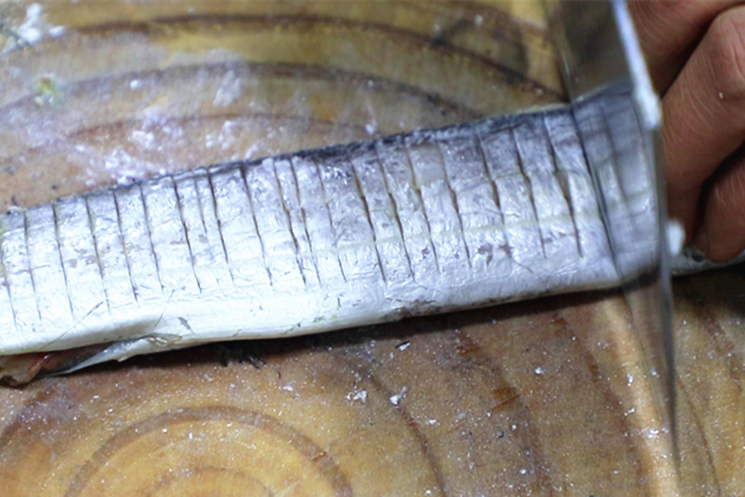 黄眼睛带鱼跟黑眼睛带鱼有啥区别,带鱼是黄眼睛好还是黑眼睛好吃