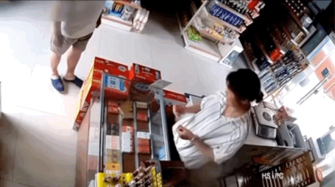 女子烫睫毛遭遇打火机爆燃解说,一女子烫睫毛发生燃爆