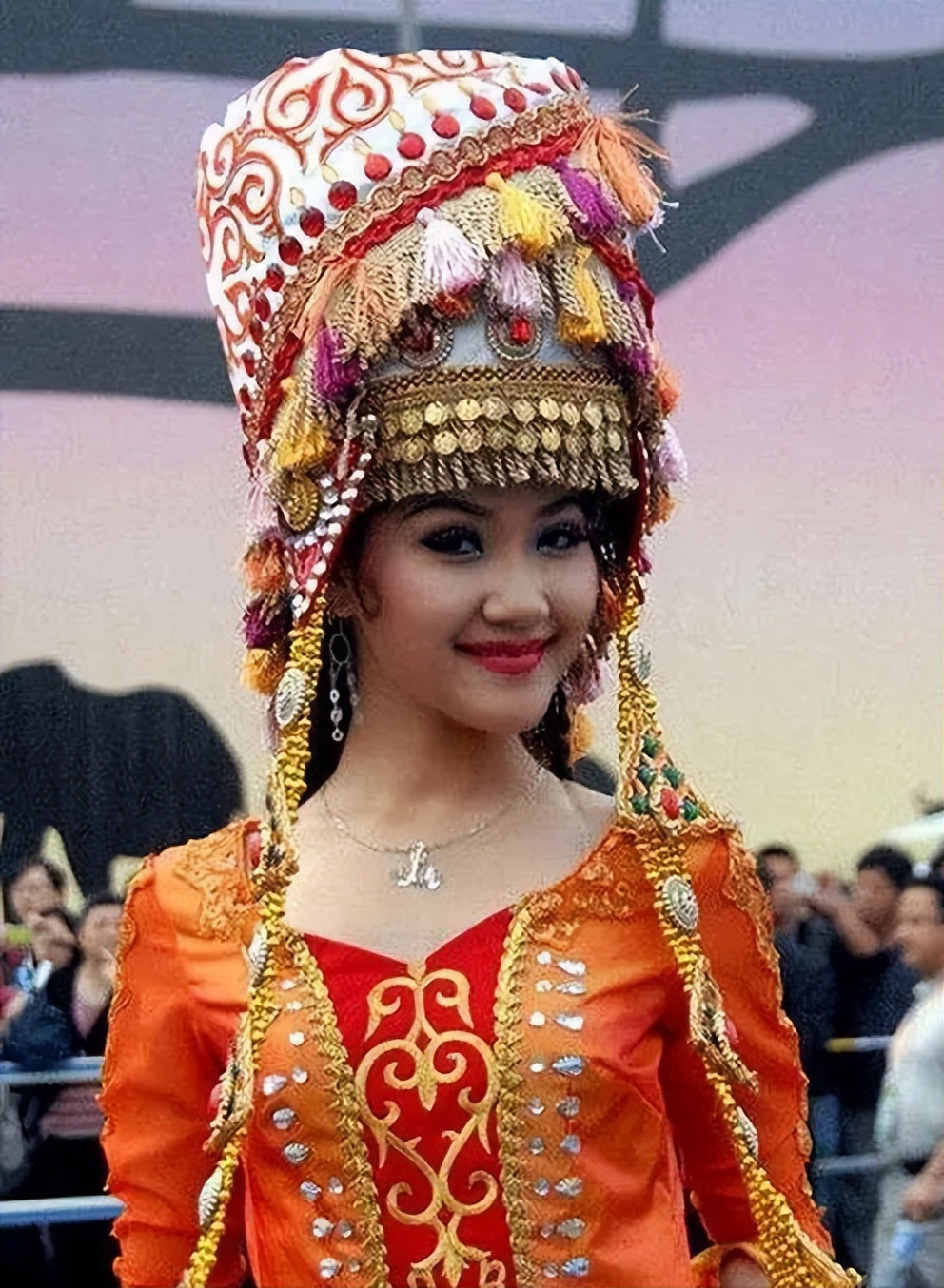 为什么*疆新**女子很少嫁到内地，本地姑娘说了大实话，确实很尴尬！