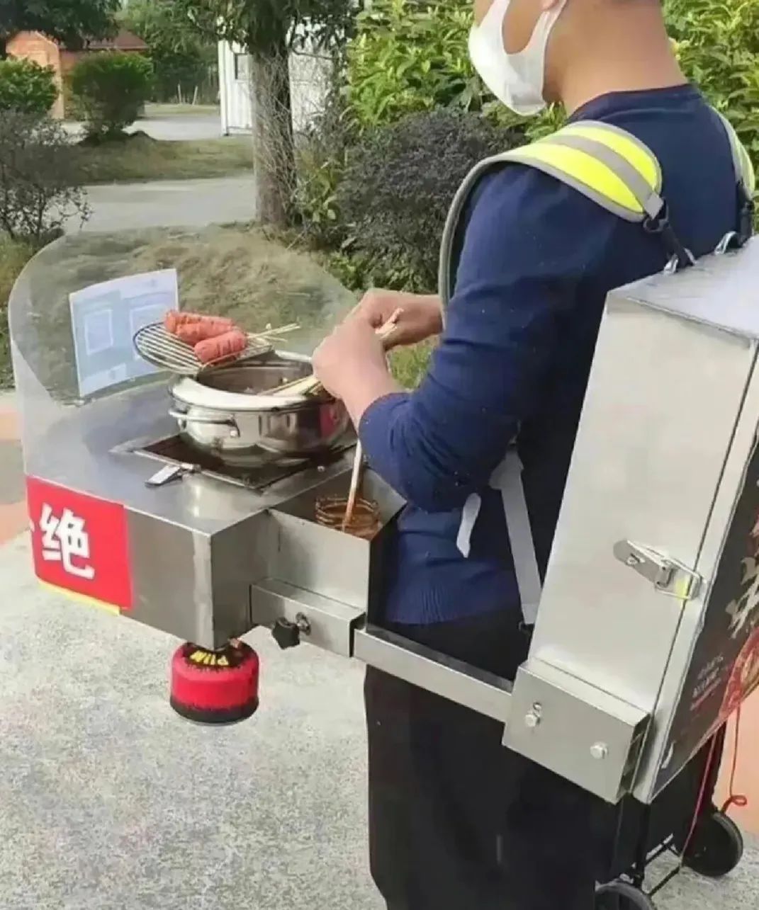 90后夫妻摆摊月入9000央视报道,95后夫妻摆摊卖土豆一日营业额9000